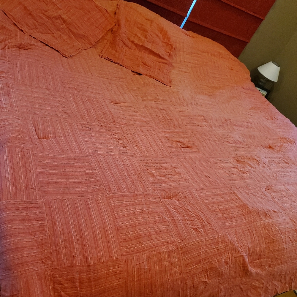 Queen size comforter and 2 shams